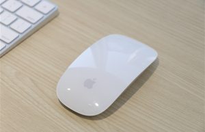 苹果新款Magic Mouse鼠标遭吐槽：六年了 奇葩充电方式还没改！