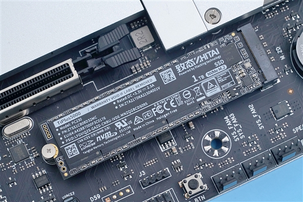 第三代NAND闪存加持 长江存储致态TiPlus5000 1TB SSD图赏