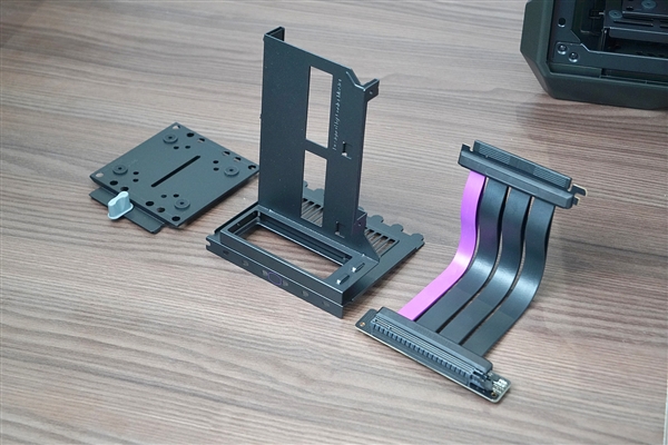 2999元！酷冷至尊超级机箱HAF 700 EVO图赏：自带显示屏