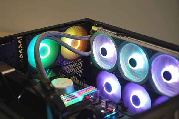 2999元！酷冷至尊超级机箱HAF 700 EVO图赏：自带显示屏