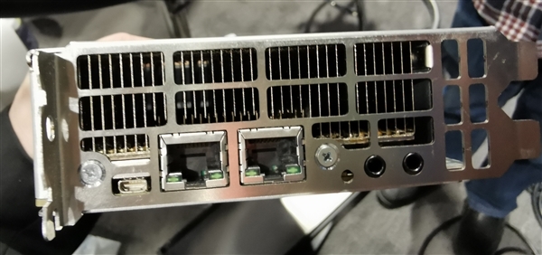 Intel VCA2视频卡拆解：三颗至强、六条内存排排坐