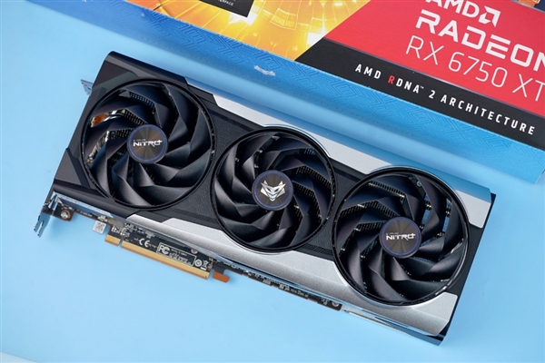 蓝宝石RX 6750 XT开箱图赏:三风扇设计更犀利了缩略图 蓝宝石RX 6750 XT开箱图赏:三风扇设计更犀利了