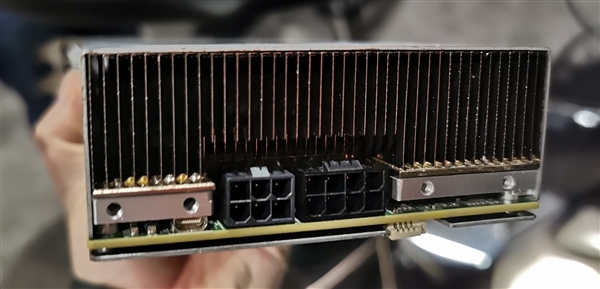 Intel VCA2视频卡拆解：三颗至强、六条内存排排坐