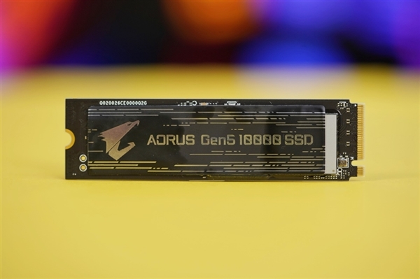 PCIe 5.0 SSD终于摆脱风扇 还提速了：可惜依然残血！